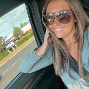 Meet your Posher, Elaina